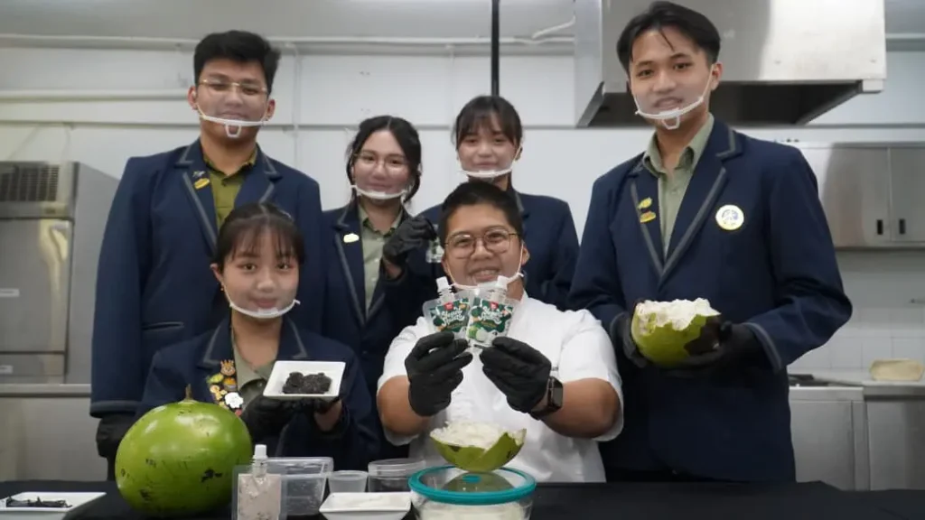 Mahasiswa BDM Petra Christian University berpose dengan produk GO-MAJA, yoghurt inovasi buah maja.
