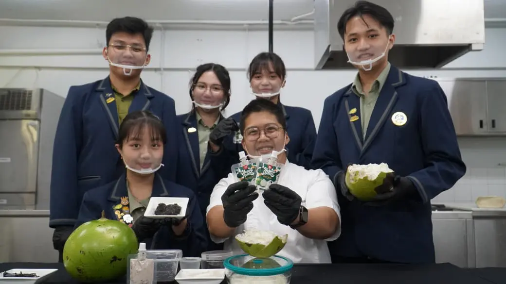 Mahasiswa BDM Petra Christian University berpose dengan produk GO-MAJA, yoghurt inovasi buah maja.